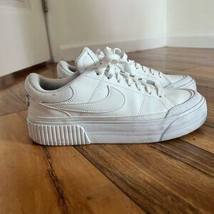 Nike Court Legacy Lift white Classic Low-Top Sneakers